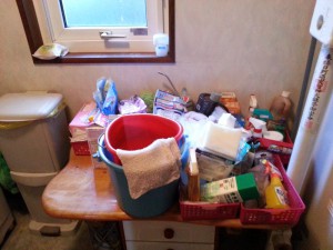 リフォーム前の洗面脱衣室。収納できないものがあふれていました