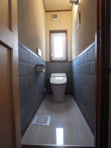 リフォーム後のトイレ。床仕上げはハイドロセラフロアにし、壁仕上げは腰下をエコカラットを張り付けています