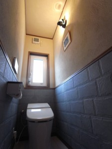 リフォーム後のトイレ　腰壁から上と下のコントラストが綺麗です。