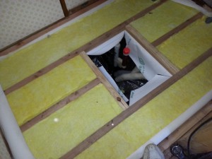 洗面所の床下には断熱材が入っていなかったのですが、グラスウール断熱材を敷き詰めています
