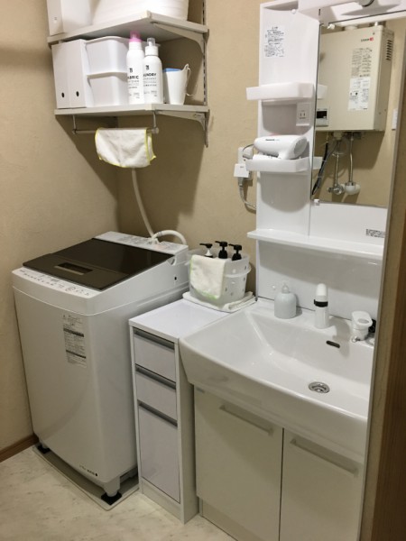 洗面化粧台と洗濯機、物入れのスペースをぴったりに配置しました