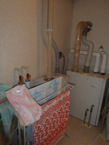 温水暖房用ボイラーと給湯用ボイラーが並んで洗面所を狭くしていました。