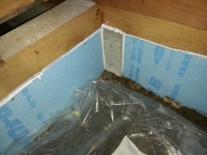 床下調湿工事を行うため、基礎下の空いている空間はすべて断熱材でふさぎます。