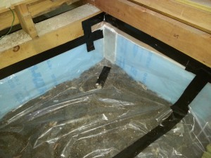 床の土間に湿気防止用のビニルシートを敷き、端部は防水テープで押さえます。 これで床下からの湿気を塞ぎます。