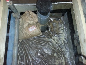 床下にビニルシートを敷いて、袋に入っている床下の調湿材を撒きます。