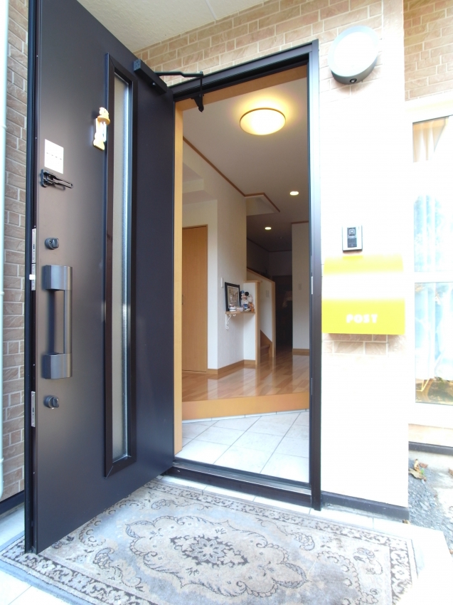 ドアを開けると明るい玄関ホールがお出迎え 青森県八戸市のリフォーム専門店 リフォームしあわせ工房 株式会社北奥設備リフォーム事業部